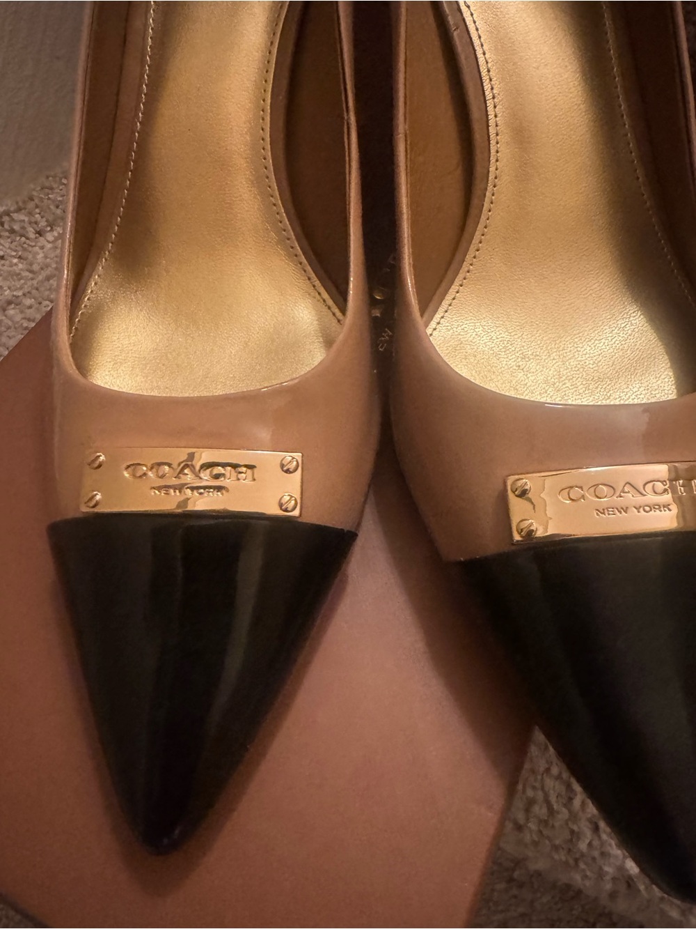NWT Coach Two-Tone Tan and Black Pointed-Toe Pump - Picture 4 of 10